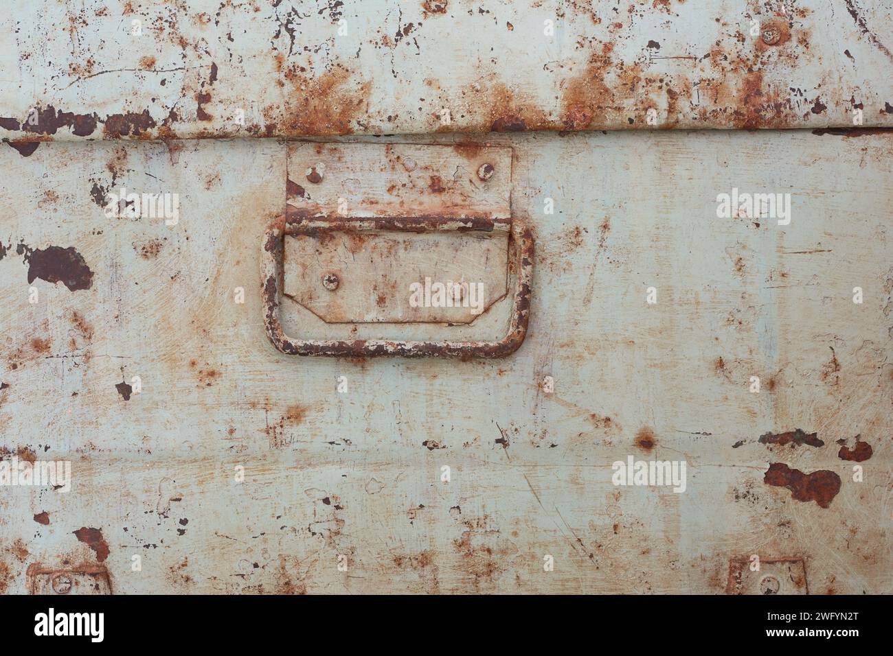 struttura di sfondo in metallo arrugginito vecchio e retrò con manico della scatola, concetto industriale di sfondo grunge per fotografia o carta da parati Foto Stock