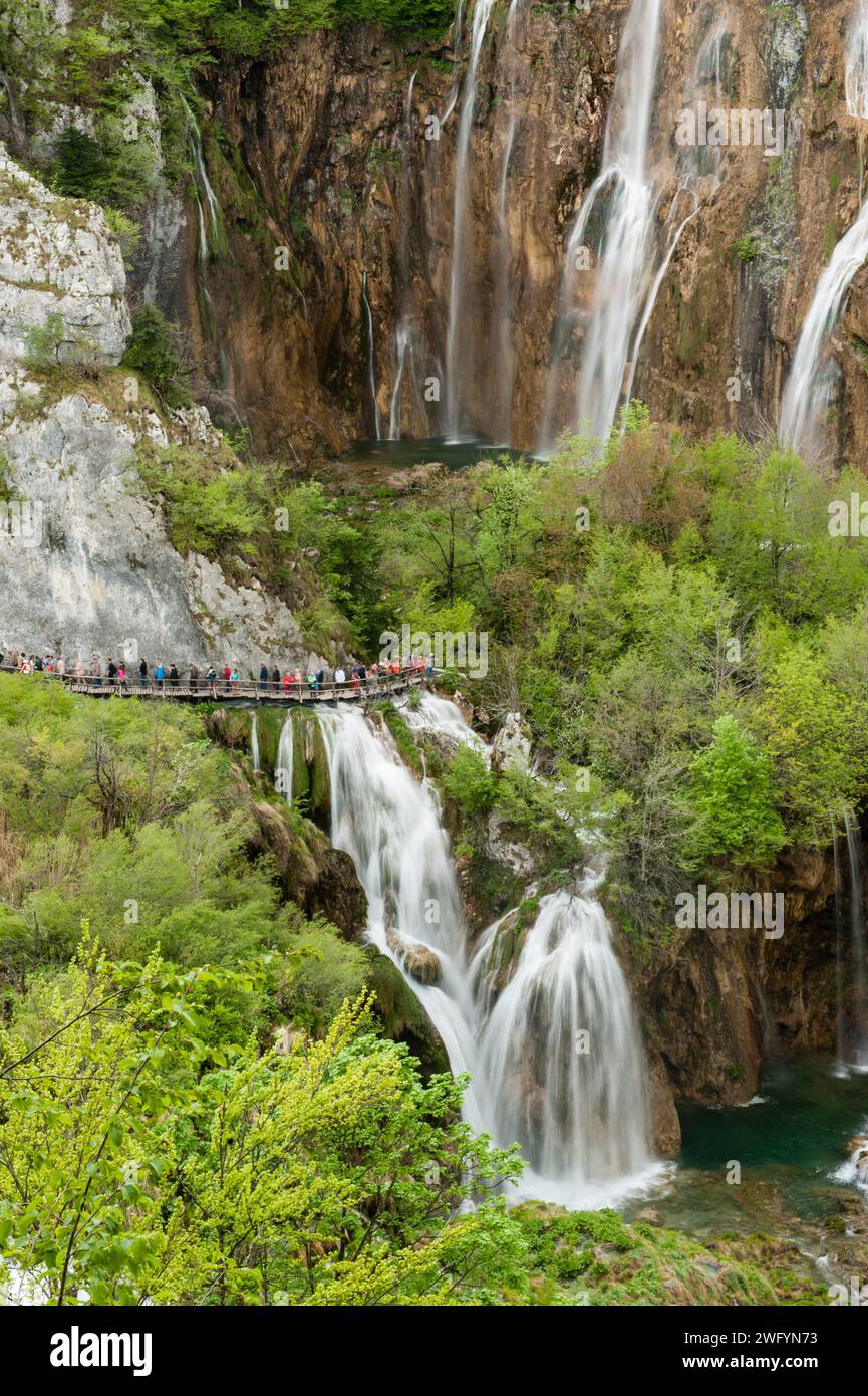 Veliki Slap, la grande cascata e i sentieri per passeggiate, il Parco nazionale dei laghi di Plitvice, Croazia Foto Stock