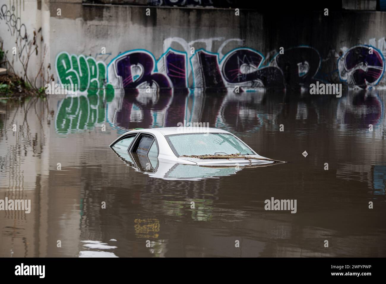 Long Beach, Stati Uniti. 1 febbraio 2024. Un veicolo viene sommerso durante l'innalzamento delle acque alluvionali a Long Beach. 4 veicoli sono rimasti intrappolati nelle acque alluvionali che si sono verificate al largo di Willow St. A Long Beach. Credito: SOPA Images Limited/Alamy Live News Foto Stock