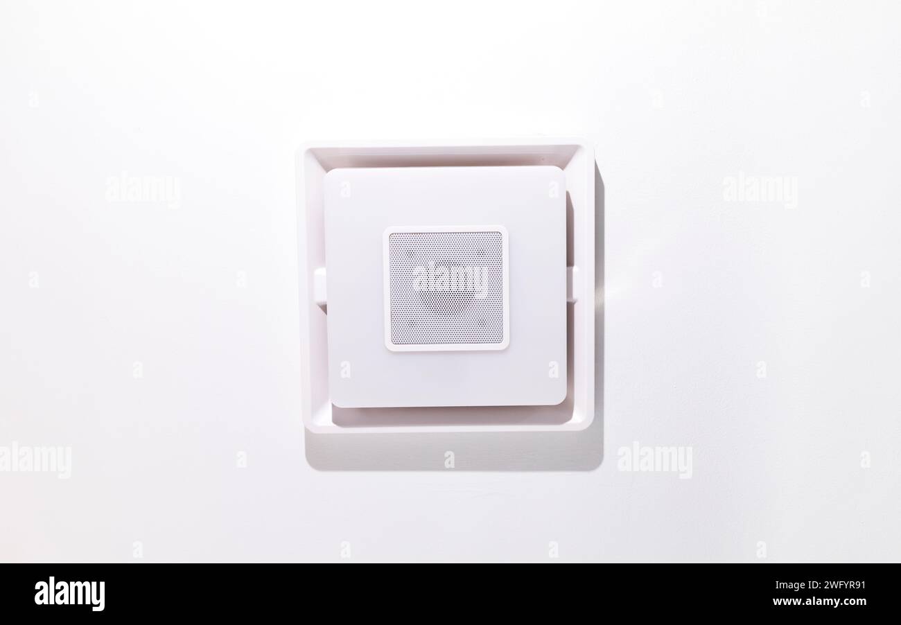Moderno ventilatore da bagno a risparmio energetico con scarico montato a soffitto su soffitto bianco, sfondo. Condotto umidità ventilazione aria. Piano orizzontale. White Show Foto Stock