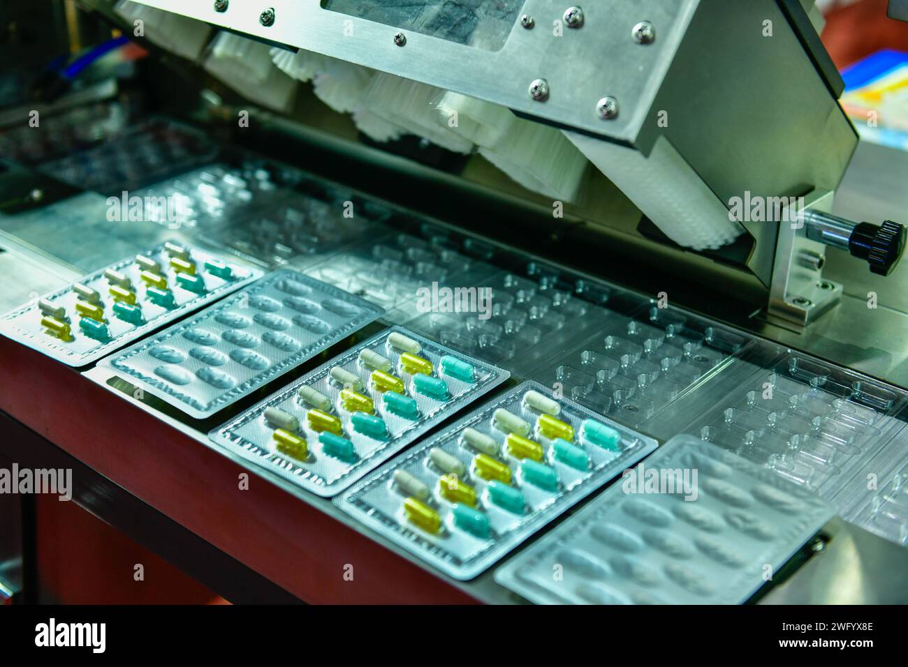 Linea di produzione di pillole di medicina a capsula, concetto farmaceutico industriale. Foto Stock
