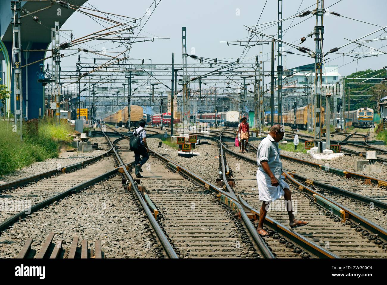 Kochi, India - 8 marzo 2023 stazione ferroviaria indiana con più binari e respass Foto Stock