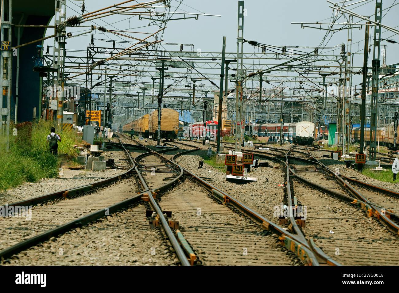 Kochi, India - 8 marzo 2023 stazione ferroviaria indiana con più binari e respass Foto Stock
