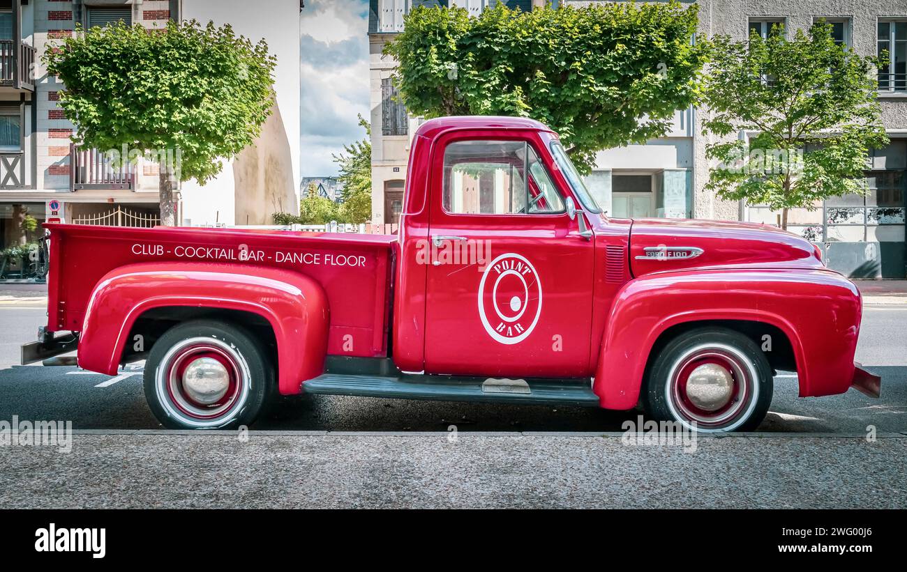 Un veicolo rosso con verniciatura stradale Foto Stock