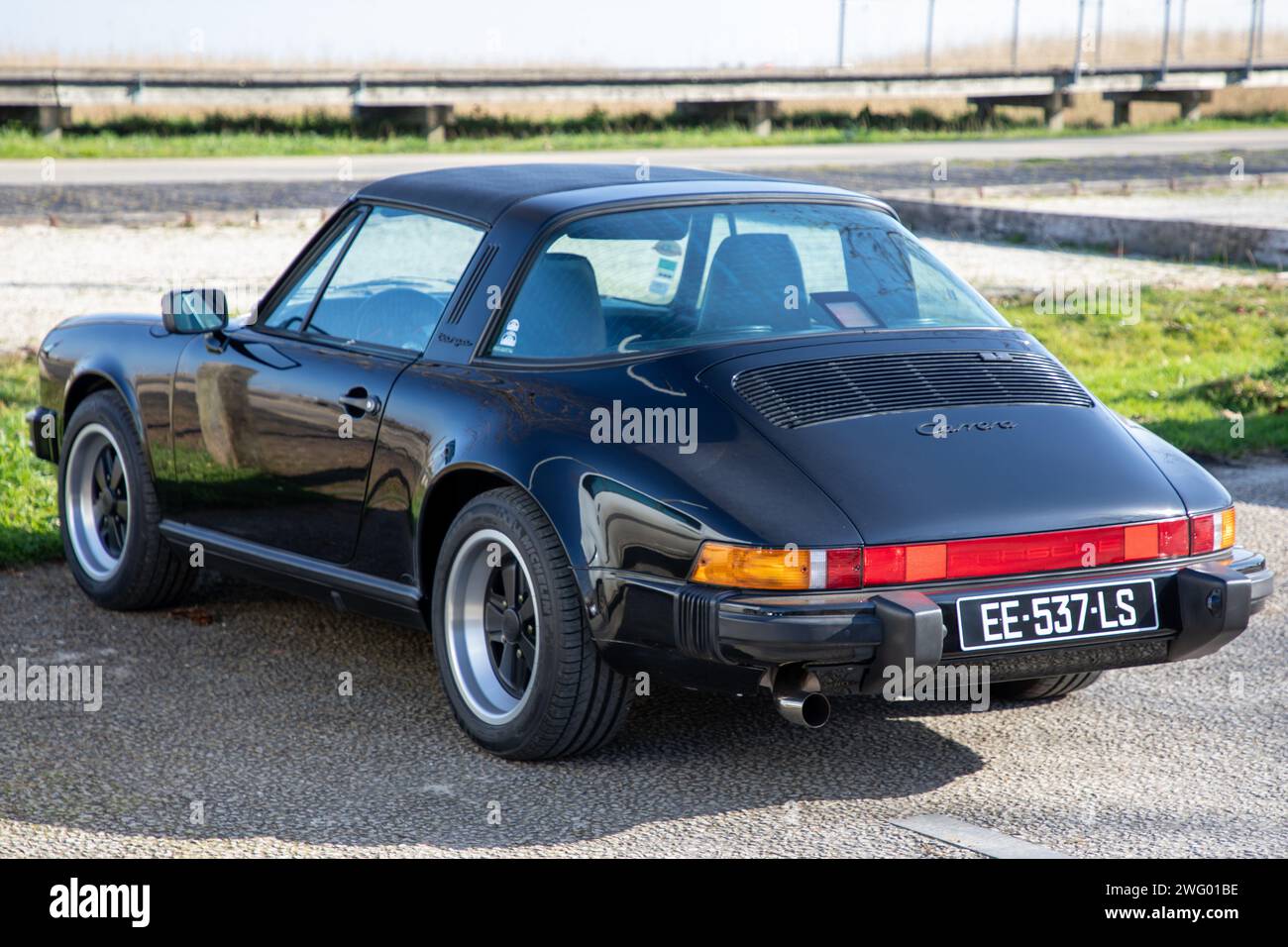 Bordeaux , Francia - 02 01 2024 : Porsche 911 carrera 3,2 auto d'epoca sportiva classica Foto Stock