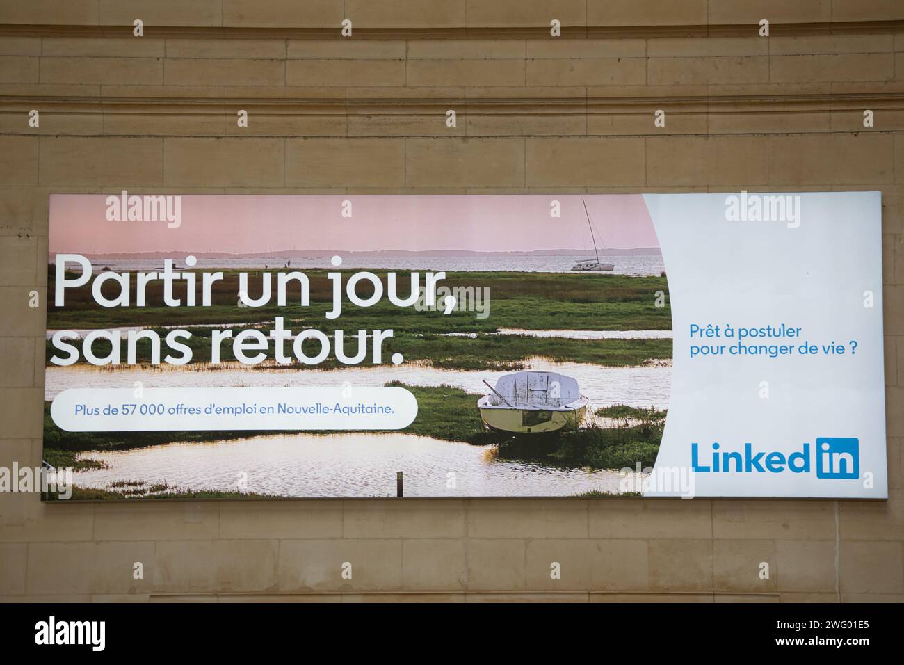 Bordeaux , Francia - 01 25 2024 : logo LinkedIn pubblicità del marchio e cartellonistica di testo servizio di social networking orientato alle imprese Foto Stock