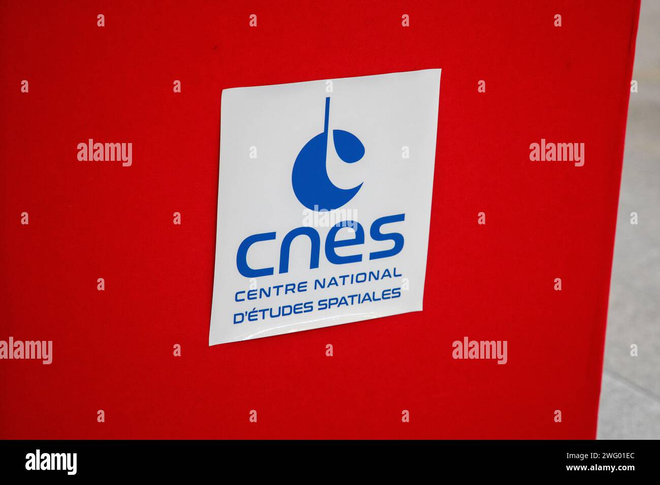 Bordeaux , Francia - 02 01 2024 : cnes Centre National d'etude spartiales marchio Rocket e cartello di testo sul pannello Foto Stock