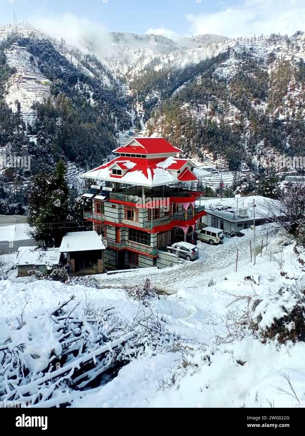 Mandi, India. 2 febbraio 2024. MANDI, INDIA - 1 FEBBRAIO: Valle di Jiuni del distretto di Mandi coperta da forti nevicate fresche, il 1 febbraio 2024 a Mandi, India. (Foto di Birbal Sharma/Hindustan Times/Sipa USA ) credito: SIPA USA/Alamy Live News Foto Stock