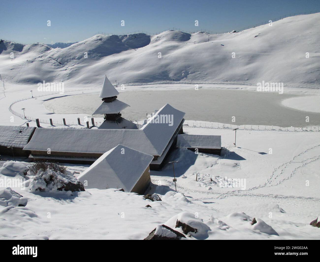 Mandi, India. 2 febbraio 2024. MANDI, INDIA - 1° FEBBRAIO: Lago Parasher a 9500 metri sopra il livello del mare nel distretto di Mandi, completamente coperto di nevicate fresche, il 1° febbraio 2024 a Mandi, India. (Foto di Birbal Sharma/Hindustan Times/Sipa USA ) credito: SIPA USA/Alamy Live News Foto Stock