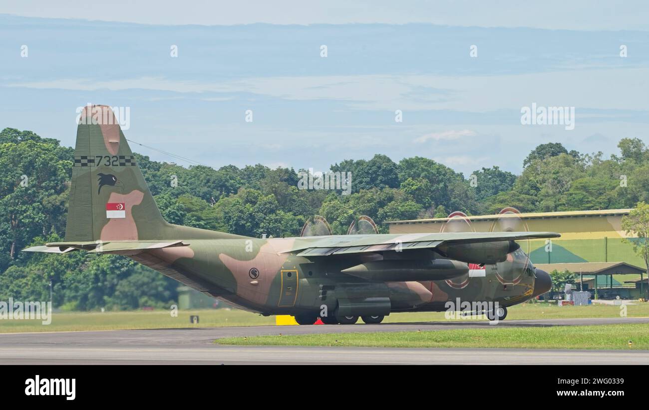 SINGAPORE - 7 SETTEMBRE 2023: Republic of Singapore Air Force (RSAF) C-130 che porta i visitatori a fare un giro presso la RSAF Open House. Foto Stock