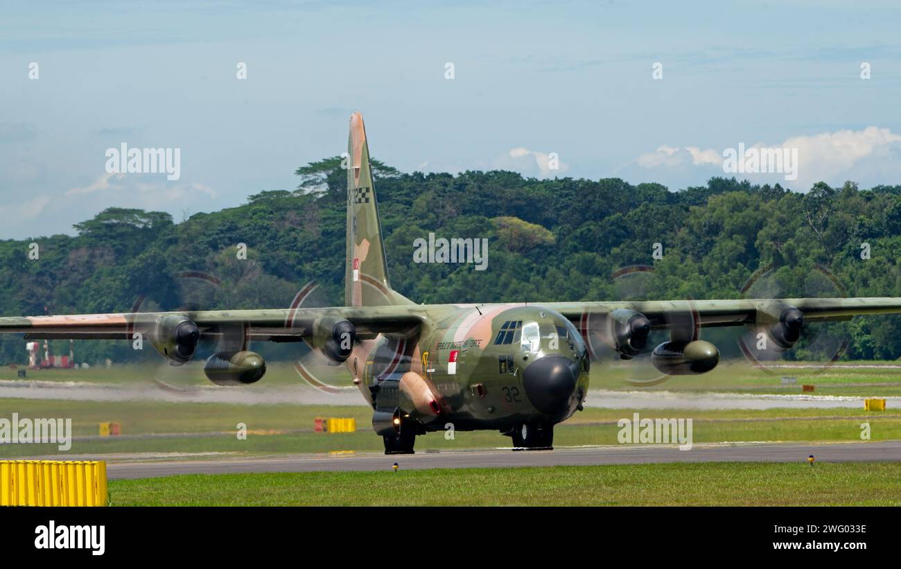 SINGAPORE - 7 SETTEMBRE 2023: Republic of Singapore Air Force (RSAF) C-130 che porta i visitatori a fare un giro presso la RSAF Open House. Foto Stock
