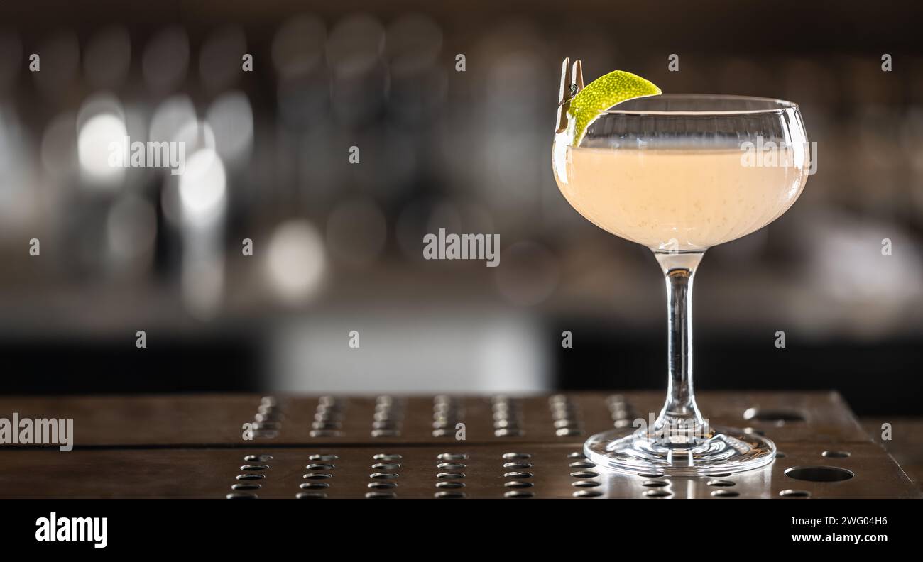 Cocktail esotici Daiquiri Twis al banco del bar del pub. Foto Stock