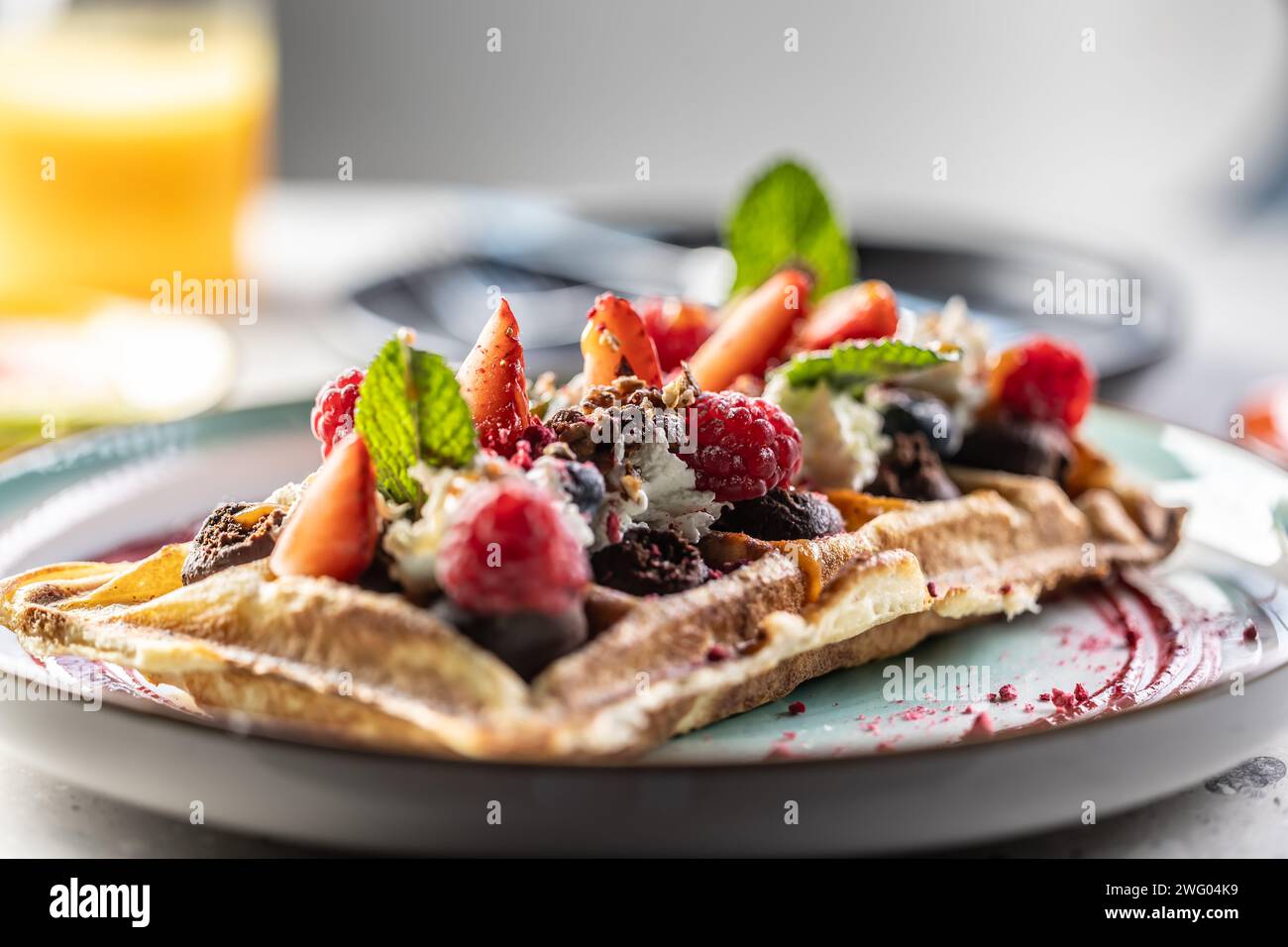 Waffle fatti in casa con fragole, lamponi e panna montata. Foto Stock