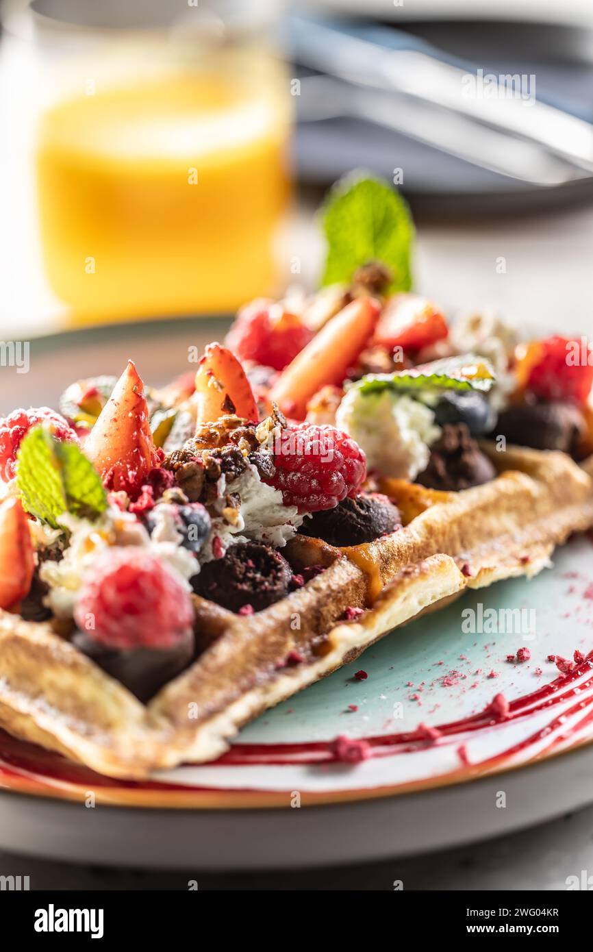 Waffle fatti in casa con fragole, lamponi e panna montata. Foto Stock