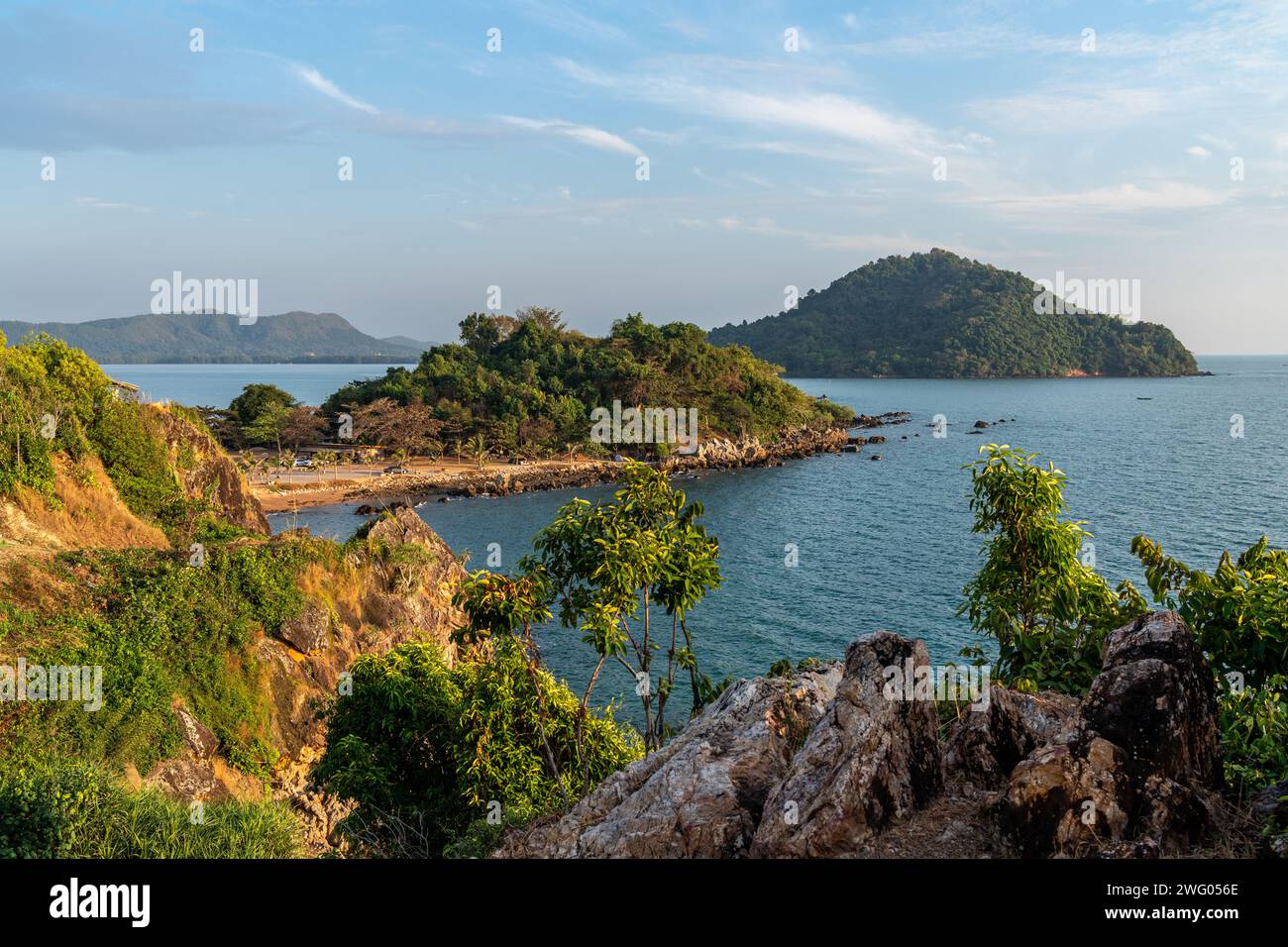 Splendida vista del tramonto serale dal punto panoramico di Noen Nangphaya che si affaccia sull'oceano e sulle lontane isole di Chonburi, Thailandia Foto Stock