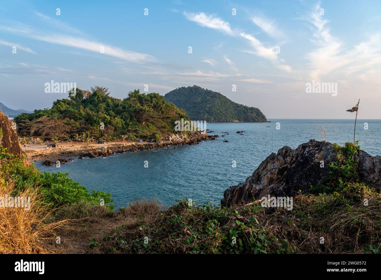 Splendida vista del tramonto serale dal punto panoramico di Noen Nangphaya che si affaccia sull'oceano e sulle lontane isole di Chonburi, Thailandia Foto Stock