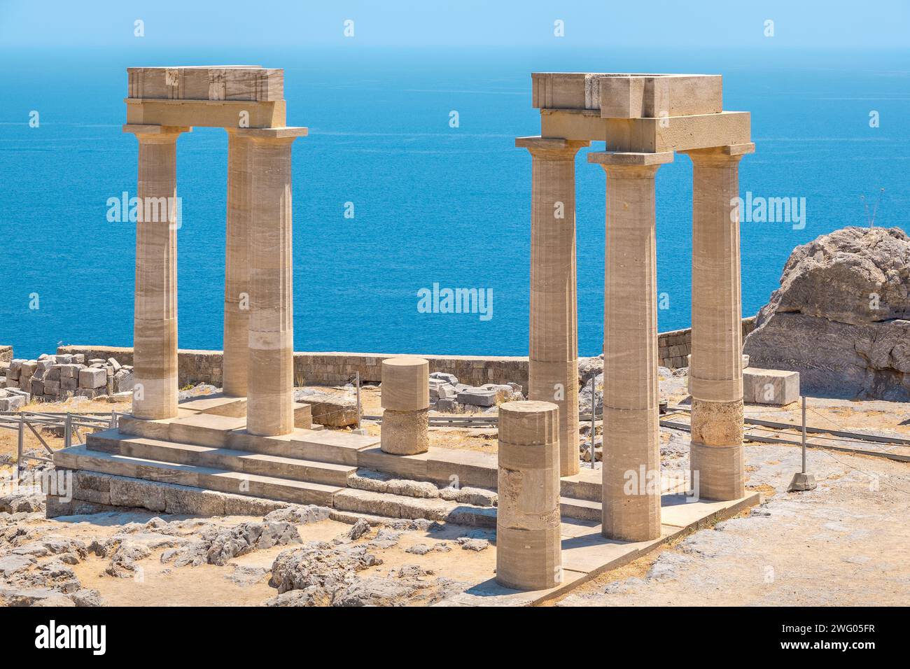 Resti di antiche colonne in Acropoli. Lindos, Rodi, Dodecaneso, Grecia Foto Stock