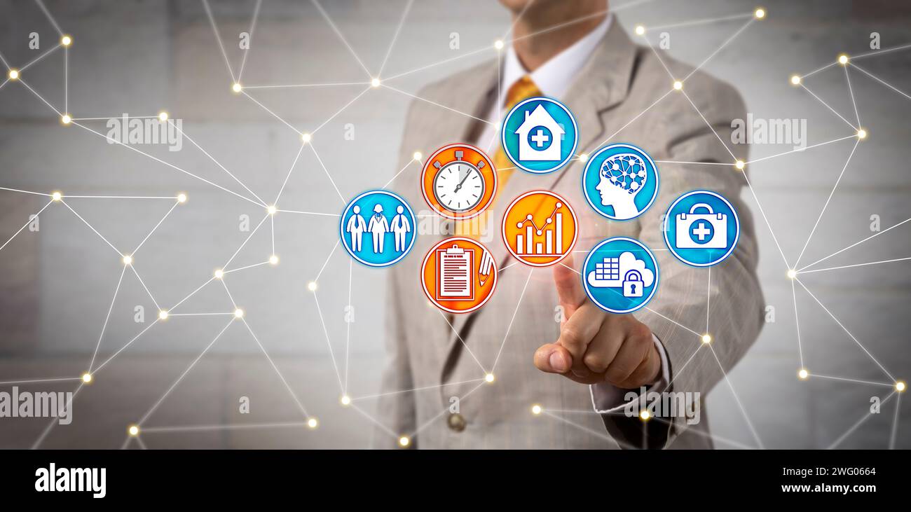 Amministratore dei dati sanitari aziendali irriconoscibile che accede alle cartelle cliniche elettroniche quasi in tempo reale. Concetto IT sanitario per EHR, cartella clinica Foto Stock