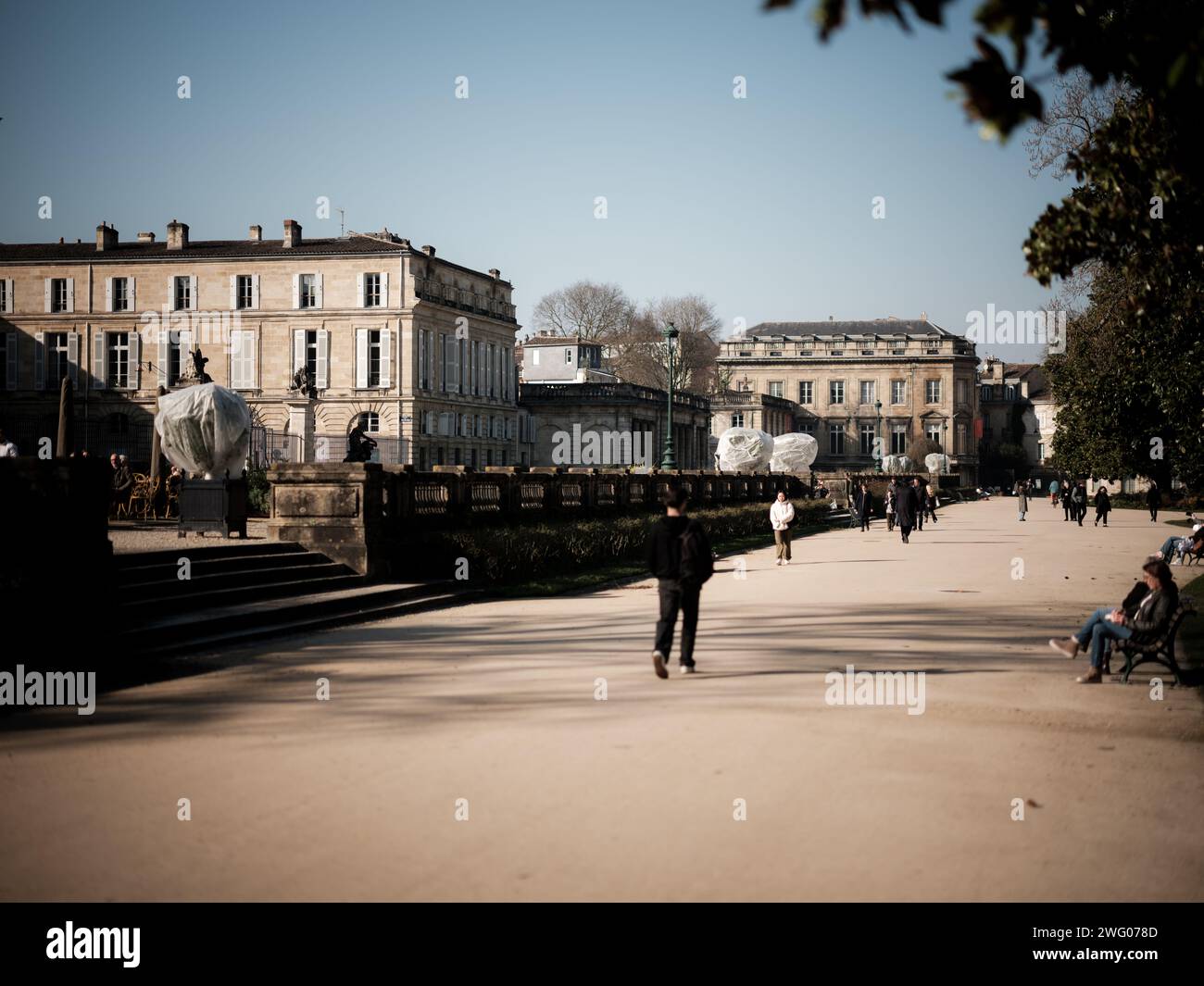 La vita quotidiana nelle strade di Bordeaux in una soleggiata giornata invernale. Conosciuta come la capitale mondiale del vino, Bordeaux è la sesta città più grande di F Foto Stock