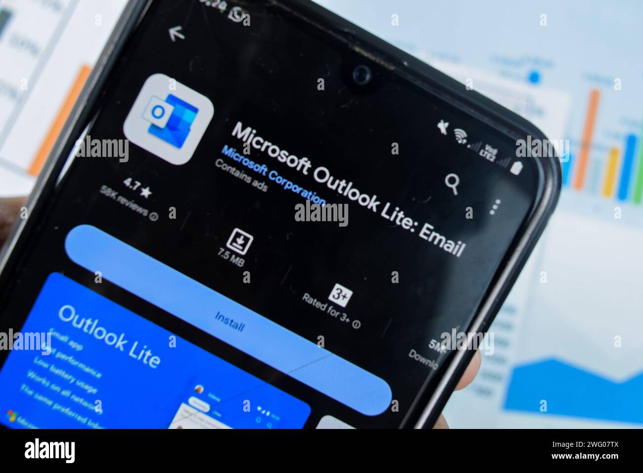 Microsoft Outlook Lite - applicazione e-mail sulla schermata smartphone. Outlook Lite è un browser web freeware sviluppato da Microsoft Corporation. Bekasi, dentro Foto Stock