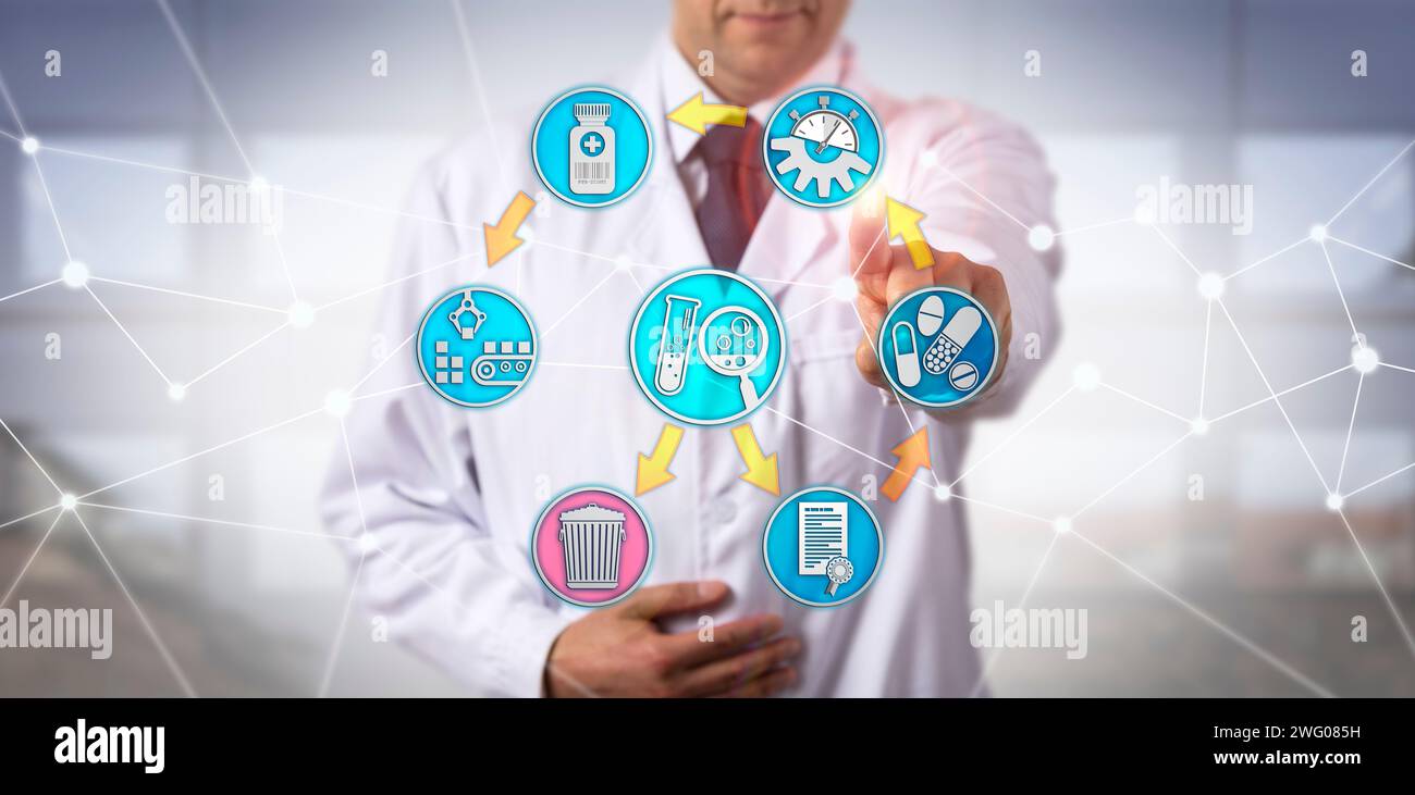 Ricercatore clinico non riconoscibile impegnato in controlli di farmacovigilanza tramite touchscreen. Concetto dell'industria farmaceutica per la vigilanza normativa Foto Stock