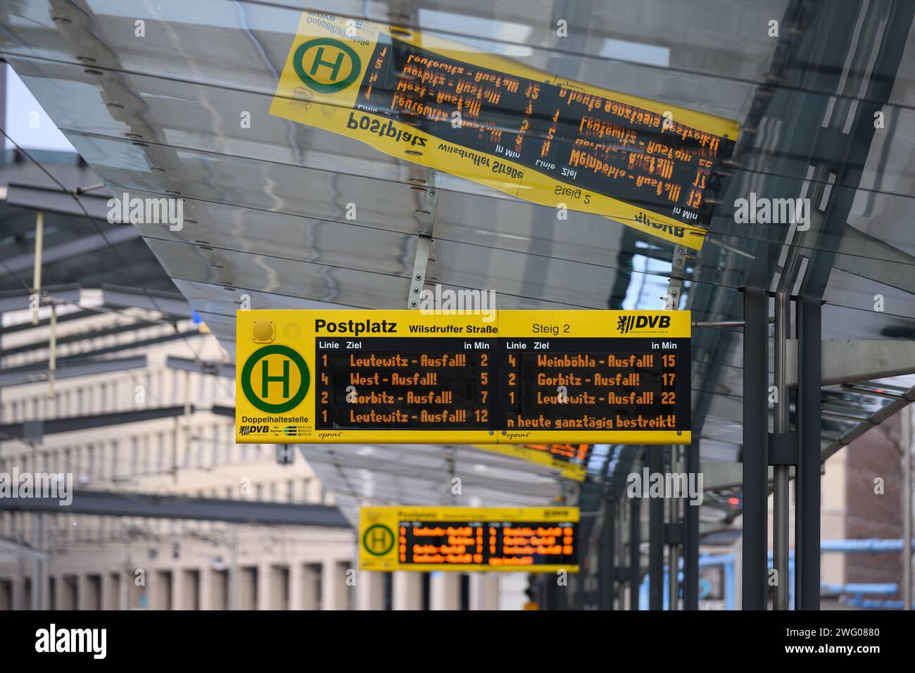 Dresda, Germania. 2 febbraio 2024. Durante lo sciopero di avvertimento nel trasporto pubblico locale, "Ausfall" ("cancellazione") è scritto sulle bacheche alle fermate di Dresdner Verkehrsbetriebe (DVB) su Postplatz. Il sindacato di Verdi aveva invitato i lavoratori del trasporto pubblico in più di 80 città a partecipare a uno sciopero di avvertimento nella controversia salariale in corso a livello nazionale nei negoziati regionali. Credito: Robert Michael/dpa/Alamy Live News Foto Stock