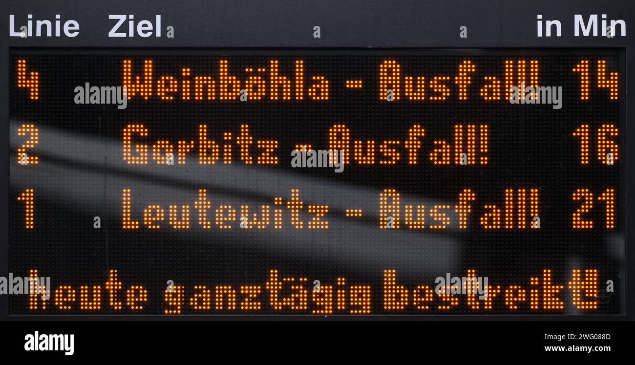 Dresda, Germania. 2 febbraio 2024. Durante lo sciopero di avvertimento nel trasporto pubblico locale, "Ausfall" ("cancellazione") è scritto sulle bacheche alle fermate di Dresdner Verkehrsbetriebe (DVB) su Postplatz. Il sindacato di Verdi aveva invitato i lavoratori del trasporto pubblico in più di 80 città a partecipare a uno sciopero di avvertimento nella controversia salariale in corso a livello nazionale nei negoziati regionali. Credito: Robert Michael/dpa/Alamy Live News Foto Stock