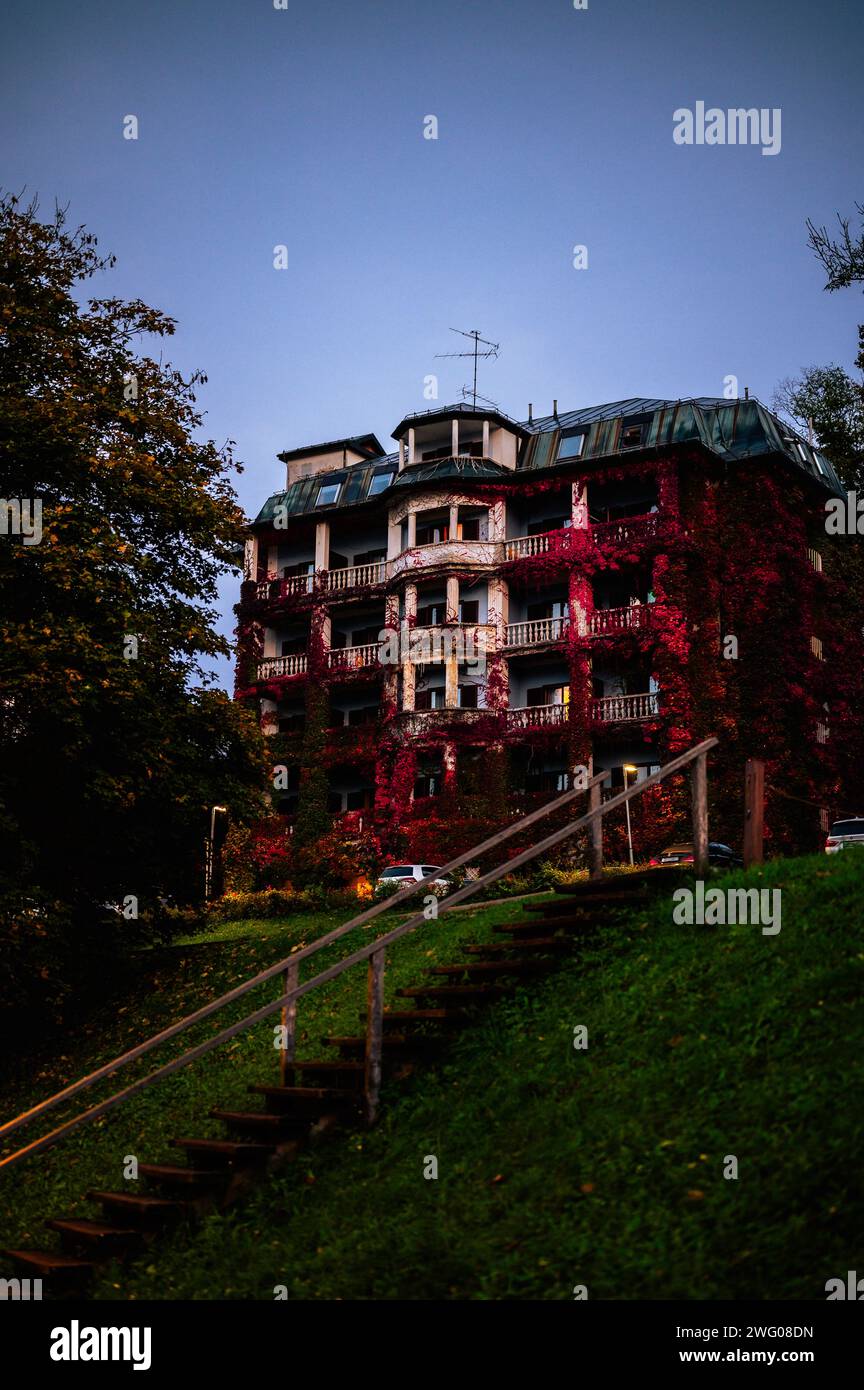 Edificio con foglie rosse in Slovenia, vicino al lago di Bled Foto Stock