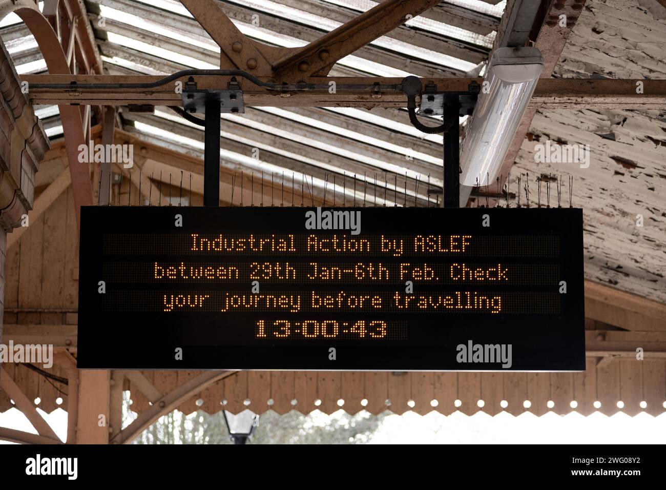 Cartello informativo sui treni per scioperi ASLEF, stazione di Shirley, West Midlands, Inghilterra, Regno Unito Foto Stock