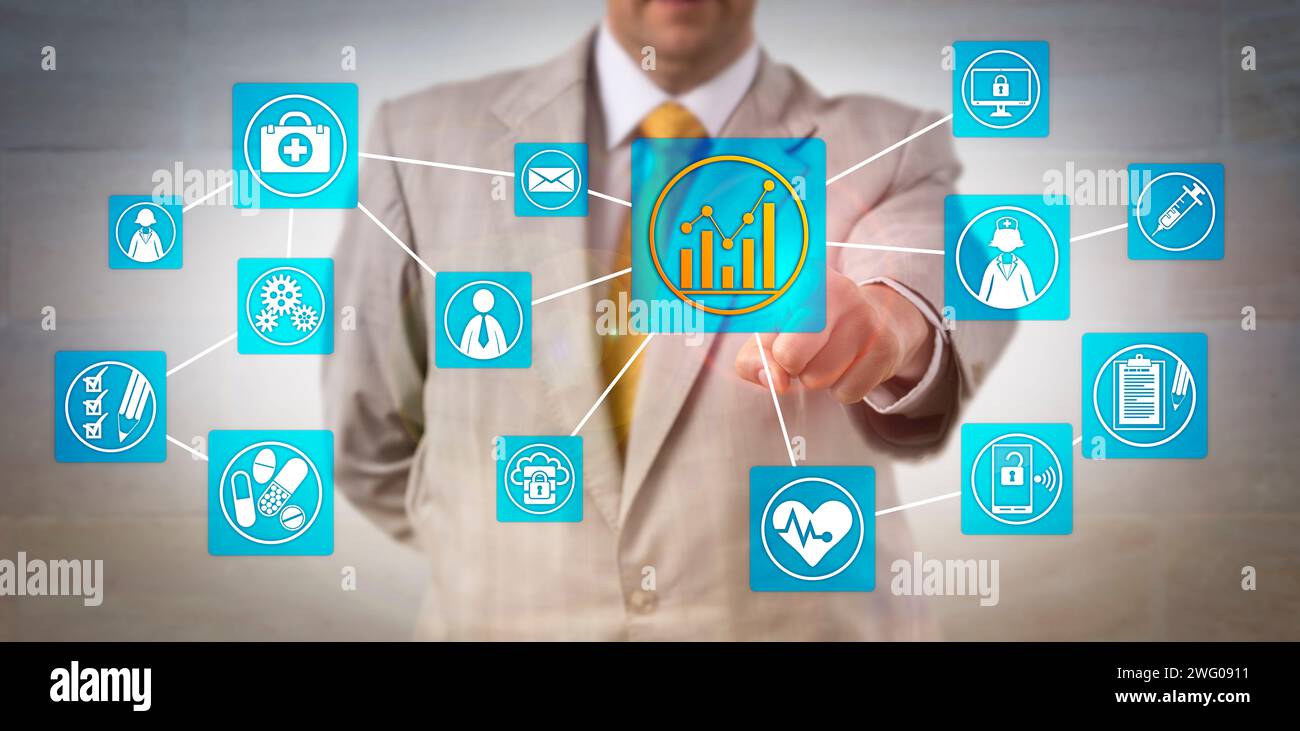 Amministratore aziendale irriconoscibile che tocca un'icona di grafico di crescita positiva sullo schermo in un'interfaccia di rete di amministrazione virtuale. Concetto per sistema sanitario Foto Stock