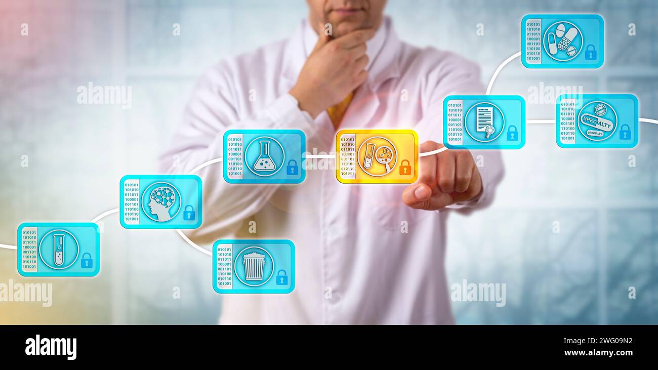 Uno scienziato della ricerca farmaceutica non riconoscibile sta selezionando una voce di blocco dati in un sistema blockchain. Internet e concetto informatico f Foto Stock