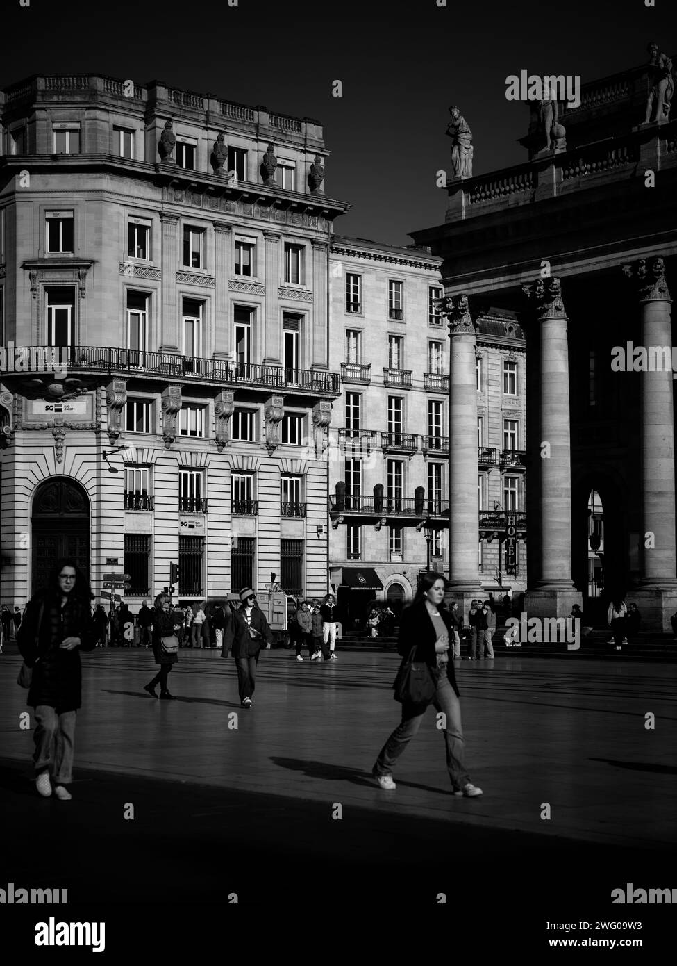 La vita quotidiana nelle strade di Bordeaux in una soleggiata giornata invernale. Conosciuta come la capitale mondiale del vino, Bordeaux è la sesta città più grande della Francia. Foto Stock