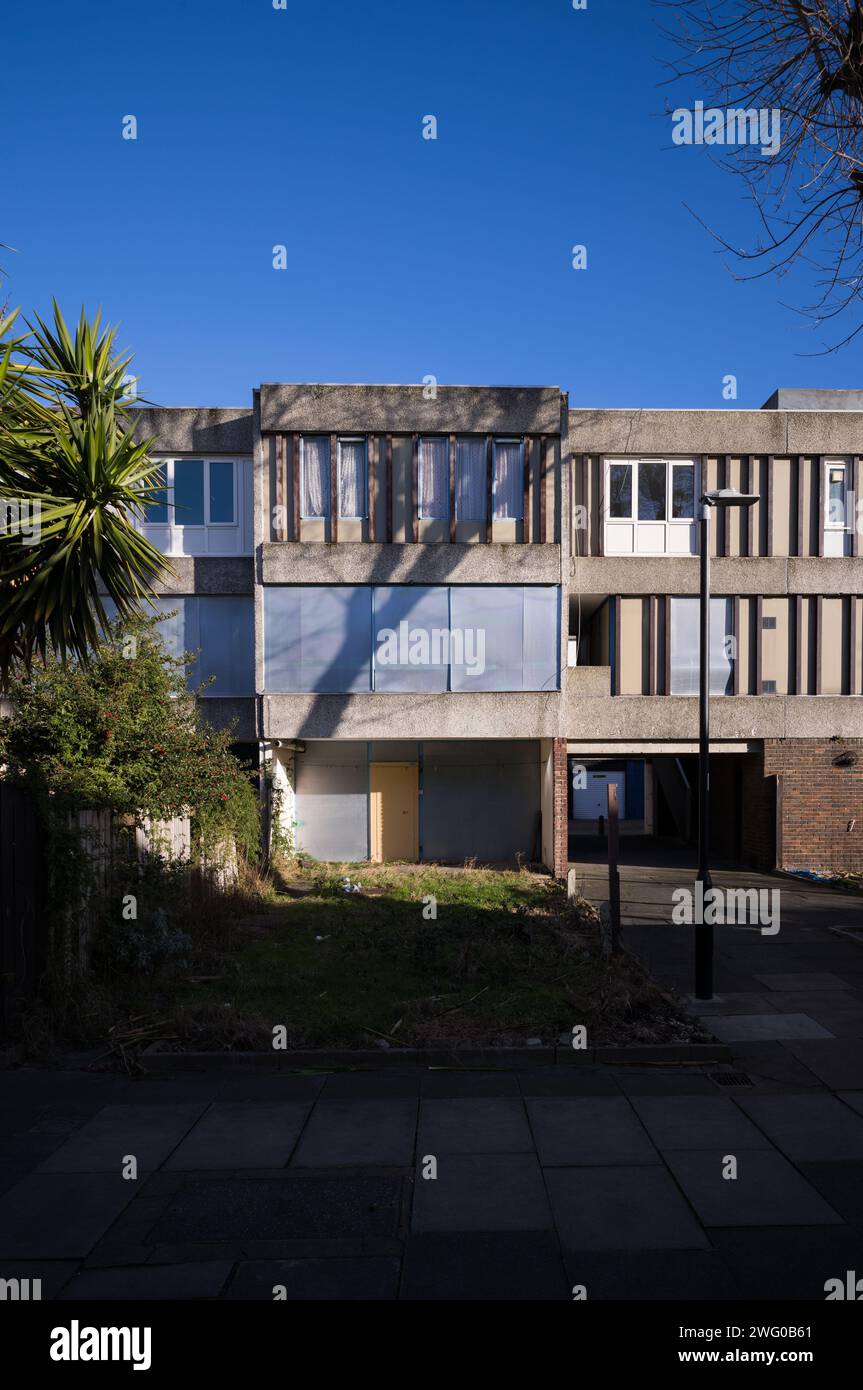 Una maisonette su Wolvercote Road SE2, parte della Lesnes Estate a Thamesmead, una proprietà brutalista costruita nel 1967, che doveva essere demolita e riqualificata. Foto Stock