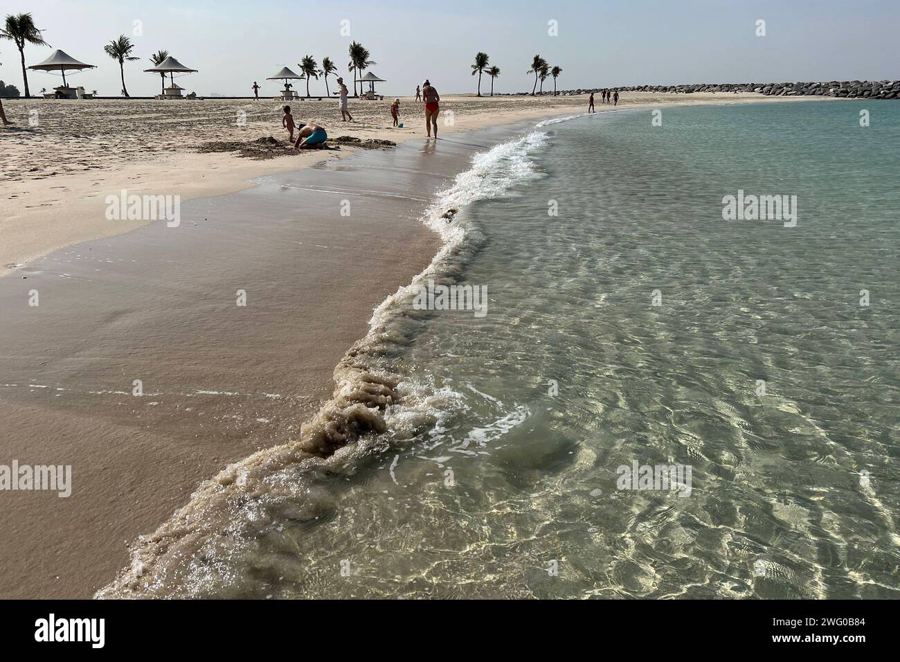 Leerer Strand a Dubai, glasklares Wasser, Persischer Golf, Meer. *** Spiaggia vuota a Dubai, acqua cristallina, Golfo Persico, mare Foto Stock