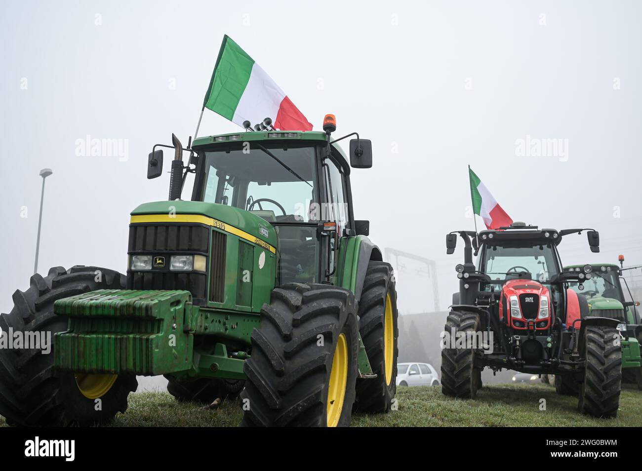 Melegnano, Italia - 30 gennaio 2024: Gli agricoltori italiani protestano con i trattori contro le politiche agricole dell'UE. Foto Stock