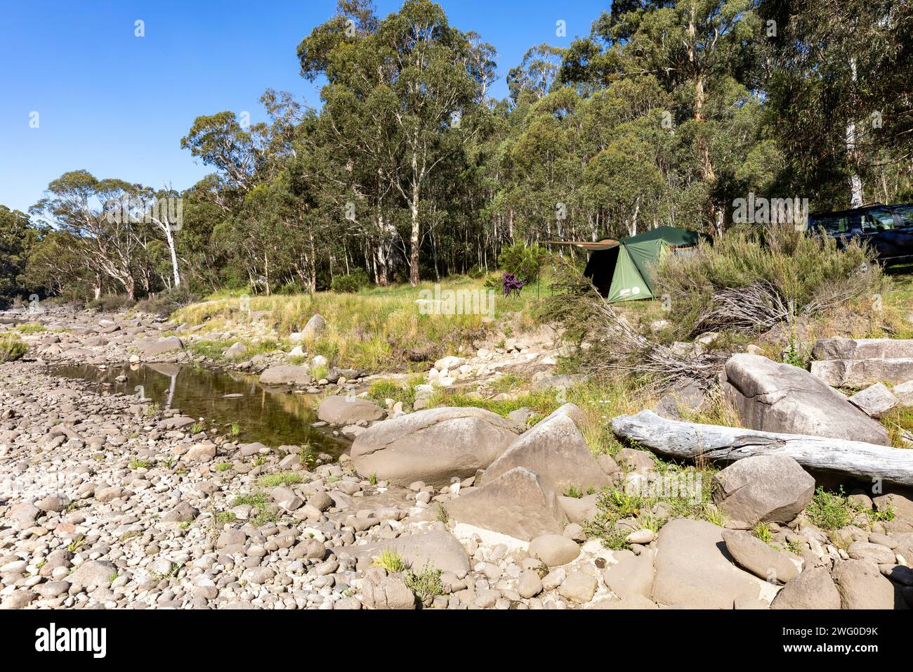 Fiume Snowy nel parco nazionale di Kosciusko, nuovo Galles del Sud, Australia, con tenda da campeggio per campeggio in riva al fiume, Australia, estate 2024 Foto Stock