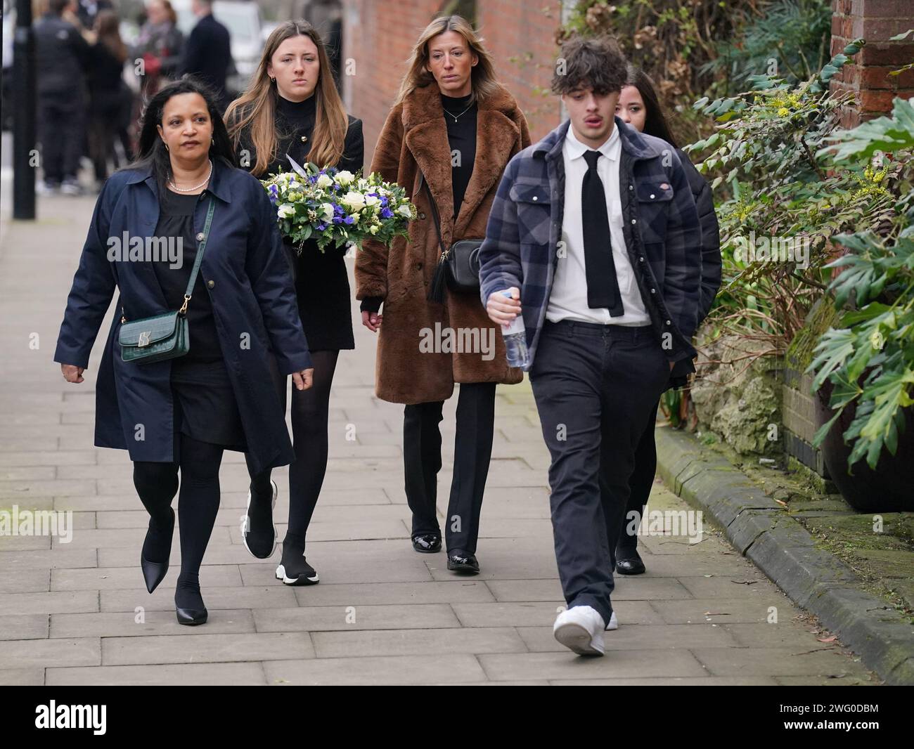 I luttuosi assistono al servizio funebre di Derek Draper nella chiesa di St Mary the Virgin a Primrose Hill, a nord-ovest di Londra. L'ex lobbista diventato psicologo e autore, che ha sposato la presentatrice Kate Garraway nel 2005, è morto il mese scorso a seguito di sintomi duraturi da coronavirus. Data immagine: Venerdì 2 febbraio 2024. Foto Stock