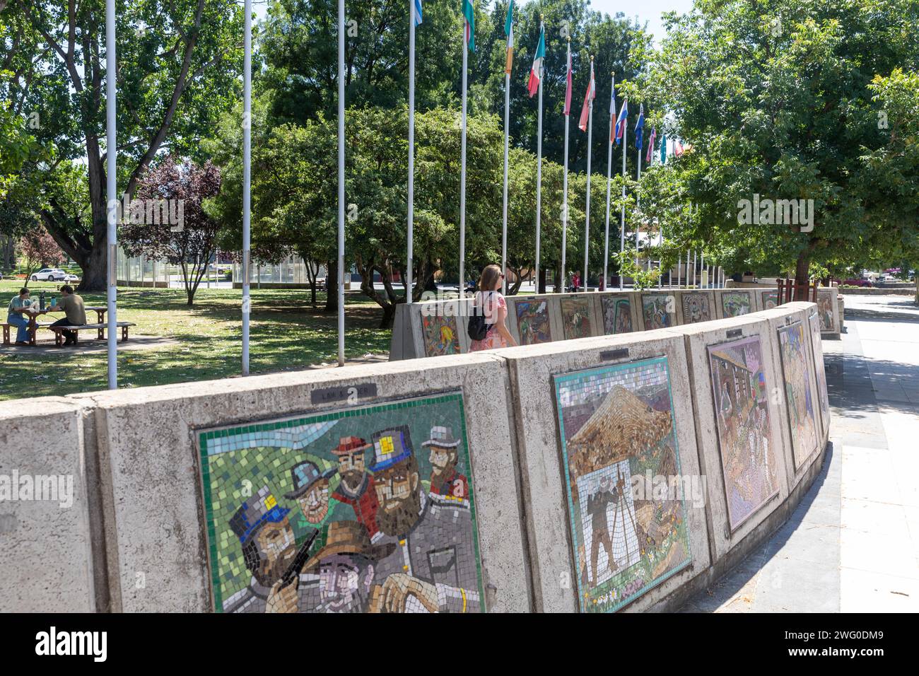 Centro città di Cooma con avenue of Flags e timeline di mosaici al Centennial Park, New South Wales, Australia, 2024 Foto Stock