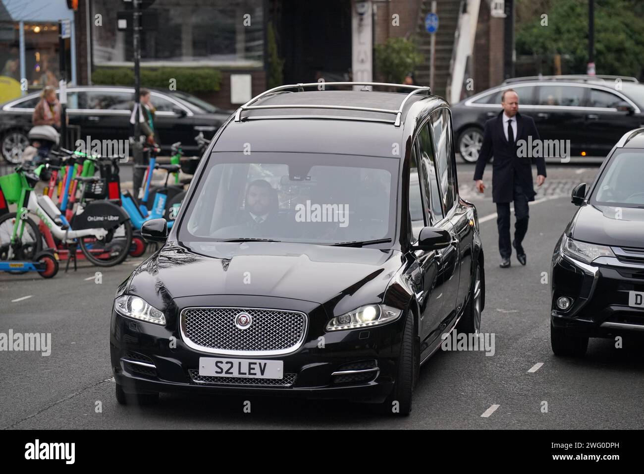 Il focolare arriva al servizio funebre di Derek Draper nella chiesa di St Mary the Virgin a Primrose Hill, a nord-ovest di Londra. L'ex lobbista diventato psicologo e autore, che ha sposato la presentatrice Kate Garraway nel 2005, è morto il mese scorso a seguito di sintomi duraturi da coronavirus. Data immagine: Venerdì 2 febbraio 2024. Foto Stock