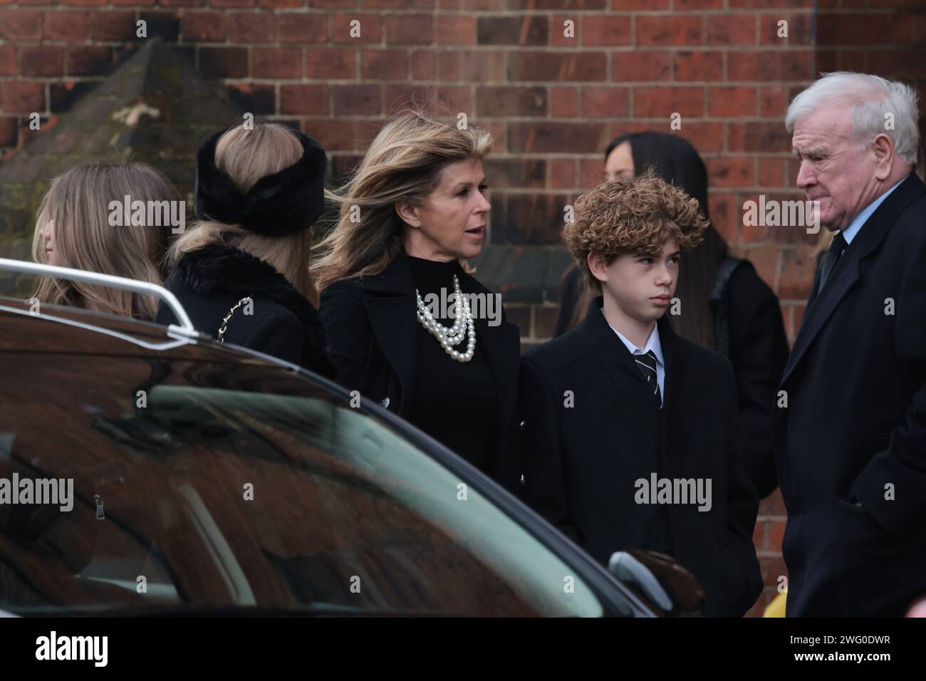 Londra, Regno Unito. 2 febbraio 2024. La bara arriva per il funerale di Derek Draper alla Chiesa di Santa Maria Vergine, Primrose Hill nel nord di Londra. Derek Draper, ex lobbista politico e marito della presentatrice televisiva Kate Garraway, è morto a seguito di una lunga malattia causata dall'infezione DA COVI-19. Crediti fotografici: Ben Cawthra/Sipa USA credito: SIPA USA/Alamy Live News Foto Stock