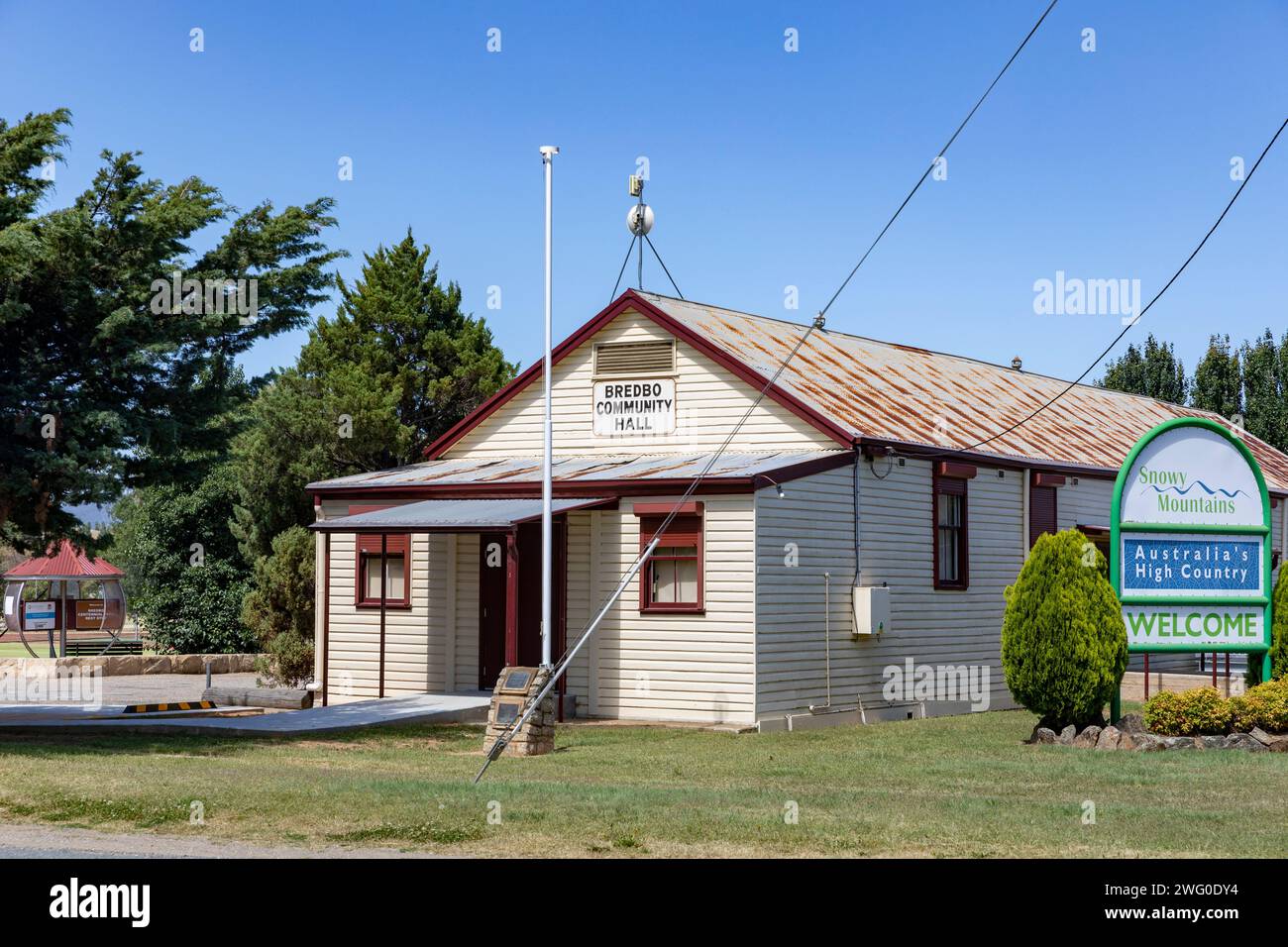 Australia, villaggio di Bredbo nella regione delle Snowy Mountains e il suo edificio locale del municipio del villaggio, NSW, Australia, 2024 Foto Stock
