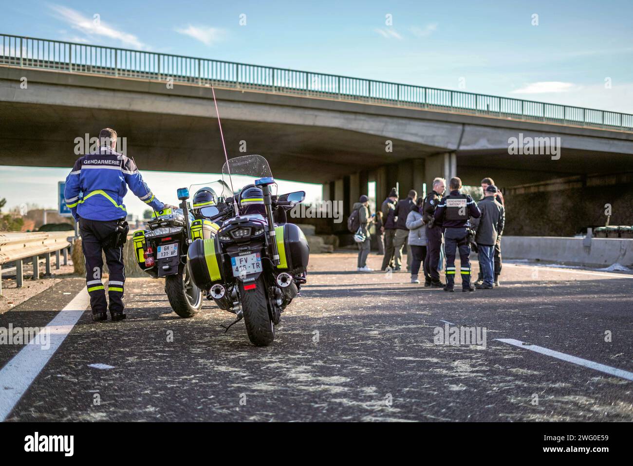 Nimes, Francia. 2 febbraio 2024. © PHOTOPQR/LE MIDI LIBRE/Mikael ANISSET ; NIMES ; 02/02/2024 ; NIMES/AUTOROUTE A9/LES AGRICULTEURS COMMENCENT A PARTIR/fin DU BLOQUAGE/PLACE AU NETTOYAGE 2 febbraio 2024 dopo i protetti degli agricoltori francesi, la pulizia delle strade è iniziata questo venerdì 2 febbraio 2024. Credito: MAXPPP/Alamy Live News Foto Stock