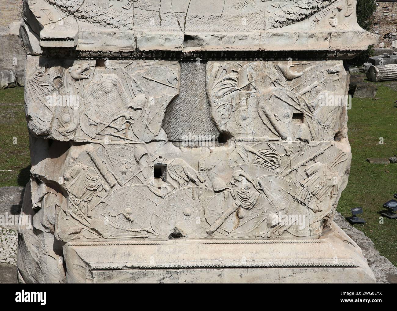 Italia. Roma. Colonna di Traiano. Colonna trionfale romana. Base con trofei di guerra. Guerre daciche (II secolo). Foto Stock