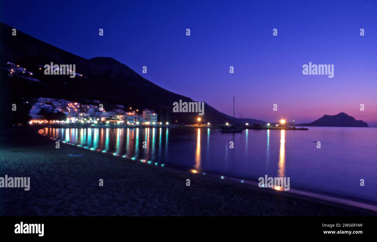 Splendida luce serale al porto del villaggio di Aegialis. Amorgos, Grecia. Foto Stock