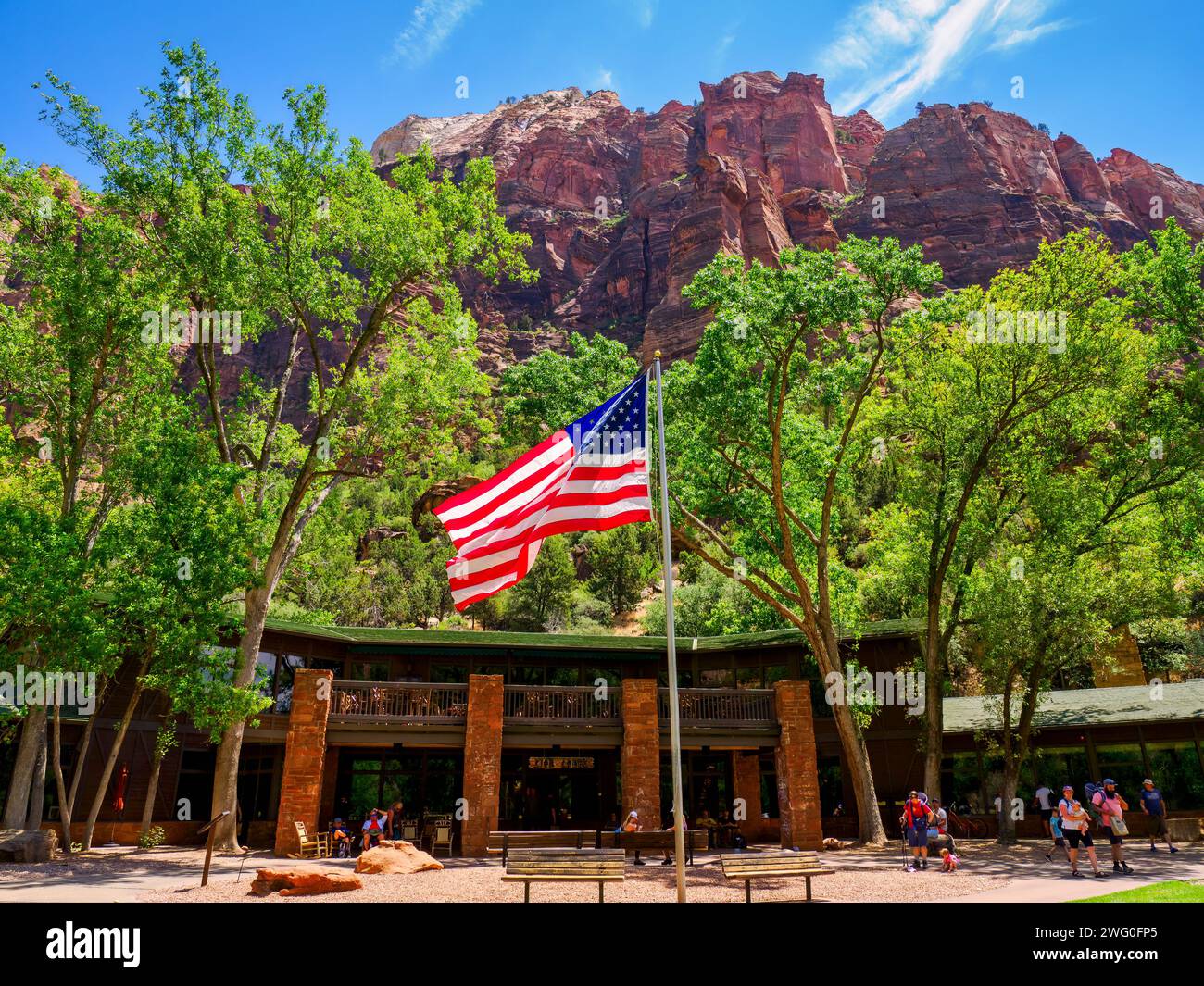 Un grande gruppo di persone si è riunito all'esterno di un Lodge presso lo splendido parco nazionale di Zion Foto Stock