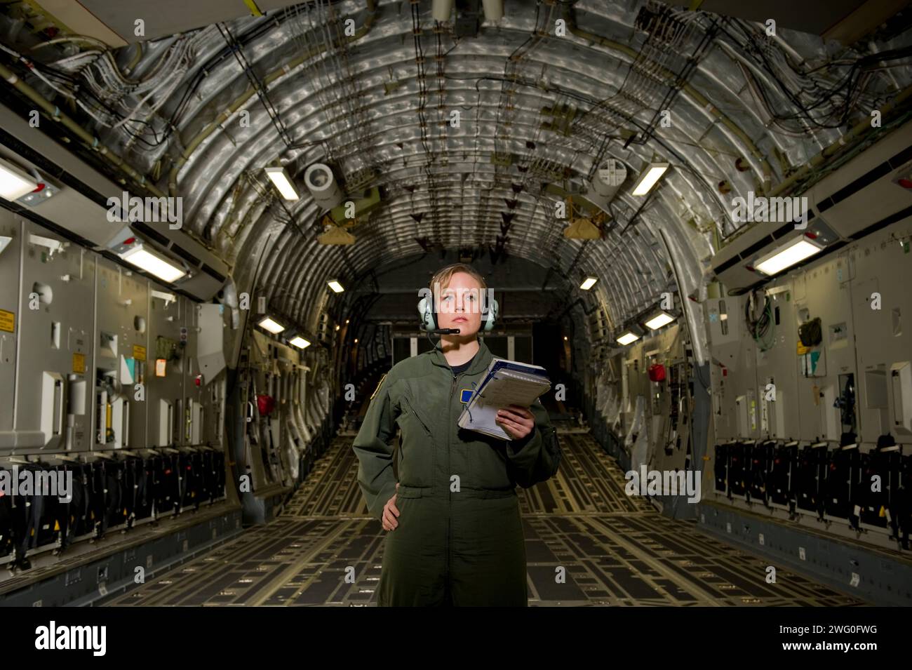 Un responsabile del carico dell'aeronautica statunitense controlla la sua lista di controllo nell'area di carico durante il pre-volo. Foto Stock