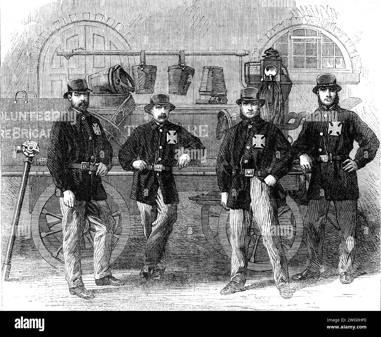 Membri della Coventry Volunteer Fire Brigade, 1862. Un movimento è stato messo a piedi poco tempo dopo a Coventry in vista dell'istituzione di un pompiere volontario... Il risultato è che circa cinquanta o sessanta signori sono stati rapidamente iscritti come membri ... Coventry è, crediamo, la prima città in cui il piano è stato adottato ... poche settimane fa questo corpo di uomini ben arredato, ben disciplinato e dall'aspetto efficiente, vestito con le loro nuove uniformi, e avendo al loro comando la macchina antincendio della contea e l'evacuazione antincendio, celebrarono la loro inaugurazione con una dimostrazione e una cena pubblica. Foto Stock