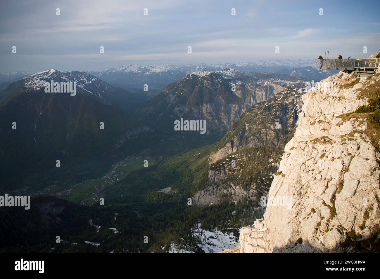 I visitatori del punto panoramico a 5 dita sul monte Krippenstein guardano in basso su Hallstatt e Obertraun, Austria. Foto Stock