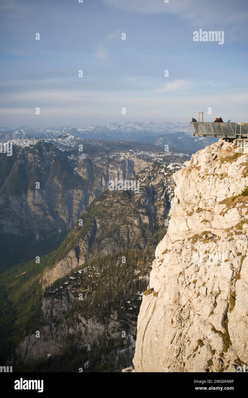 I visitatori del punto panoramico a 5 dita sul monte Krippenstein guardano in basso su Hallstatt e Obertraun, Austria. Foto Stock