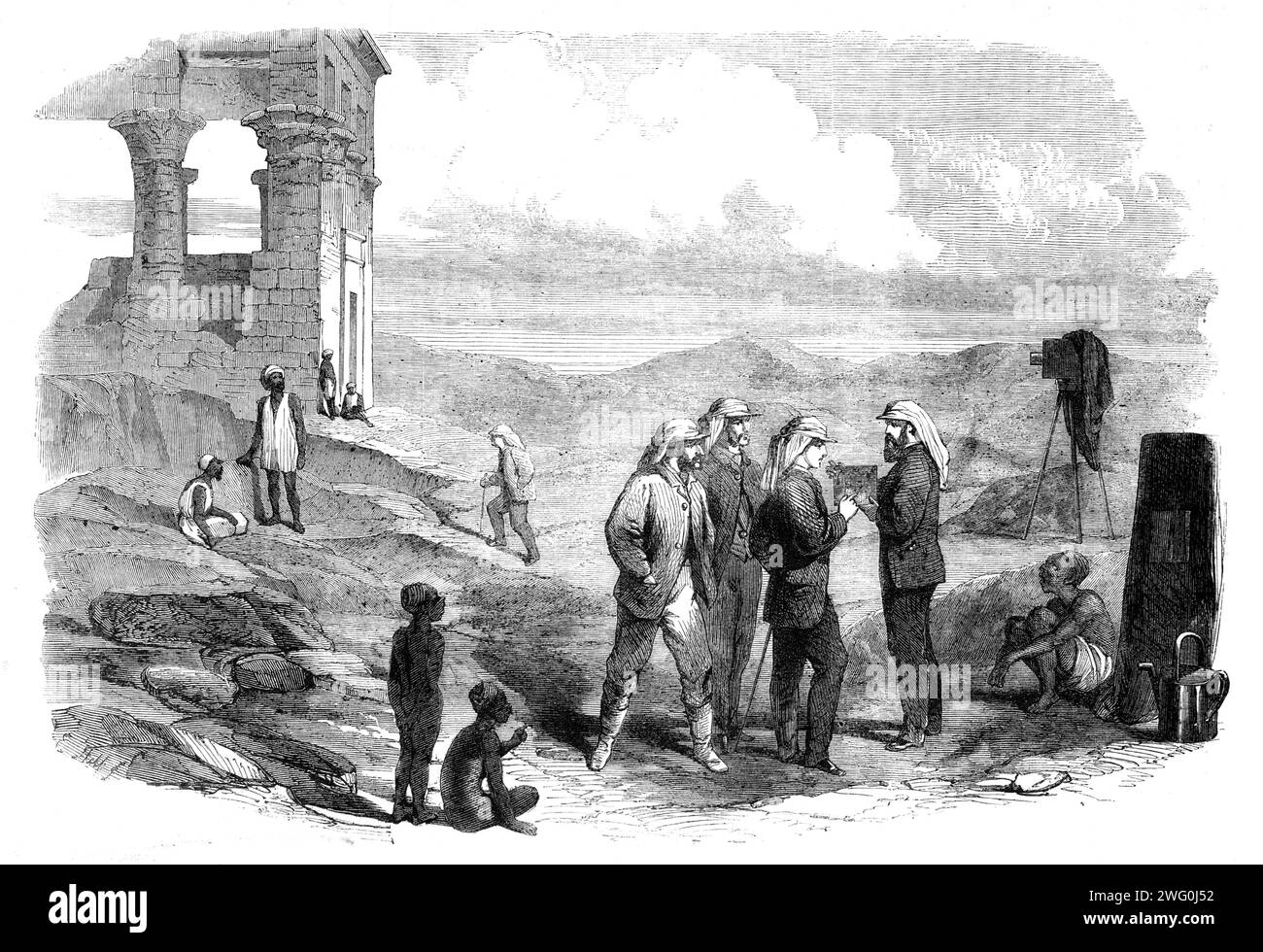 Visita del principe di Galles in Egitto: Sua altezza reale esamina i negativi presi da Mr. Bedford, fotografo, a Philae, 1862. Il futuro re Edoardo VII visita un sito archeologico in Africa. "Siamo arrivati ad Assuan il 12 marzo, dove abbiamo trovato tutto pronto, come guide, cavalli e asini, per portarci a file. Il gruppo reale attraversò l'isola in barche, a una certa distanza sopra la cataratta. Siamo tornati lo stesso giorno ad Assuan, e poi siamo tornati a Edfou, dove un giorno siamo rimasti a ispezionare i suoi magnifici templi. Il signor Bedford ha preso diverse belle vedute Foto Stock